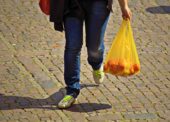 Kaufland a Coop Jednota chcú postupne obmedziť igelitové tašky. Pripojili sa k výzve ministerstva životného prostredia