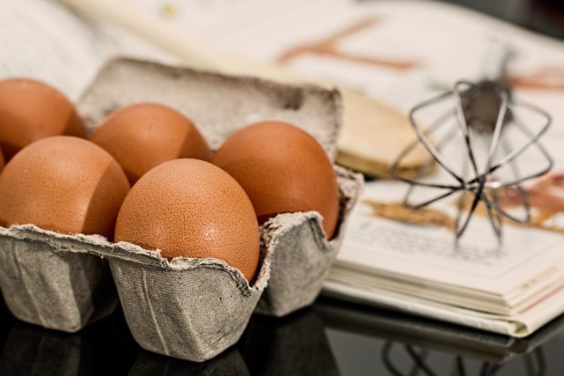 Tesco prestane v budúcnosti predávať vajcia z klietkového chovu
