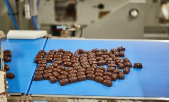 Bratislavská fabrika Figaro najnovšie vyrába čokoládové špeciality pre zahraničné značky
