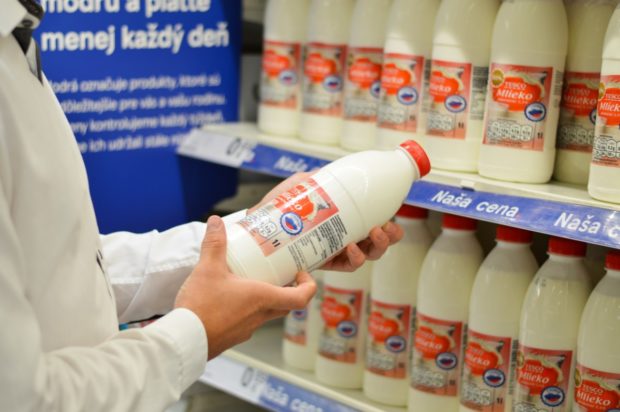 Tesco ponúka kravské mlieko od slovenských dodávateľov