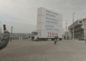 Tesco každý týždeň daruje 110 ton potravín. Upozorňuje na to kamiónmi v centrách miest